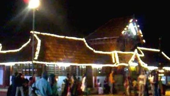 മു​ള​ങ്കാ​ട​കം ക്ഷേ​ത്ര​ത്തി​ല്‍ തീ​പി​ടി​ത്തം;  ചു​റ്റ​മ്പ​ല​ത്തി​ന്‍റെ മു​ന്‍​ഭാ​ഗം തീ​പി​ടി​ത്ത​ത്തി​ല്‍  ക​ത്തി​ന​ശി​ച്ചു‌