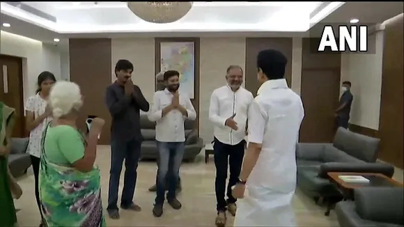 നന്ദി അറിയിച്ച് കൈ കൂപ്പി പേരറിവാളനും, അമ്മയും; നെഞ്ചോട് ചേര്‍ത്ത് സ്റ്റാലിന്‍! കുറച്ചു ശുദ്ധവായു ശ്വസിച്ചതിനു ശേഷം ഭാവിയെക്കുറിച്ച് ആലോചിക്കുമെന്ന് പേരറിവാളന്‍