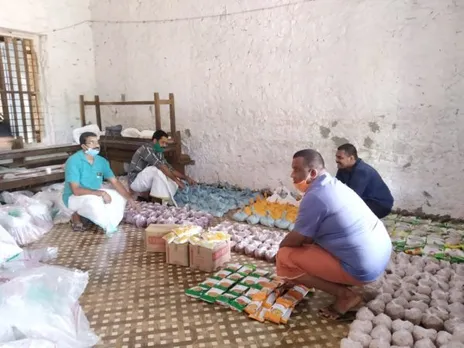 ലോക്ക് ഡൗണിൽ ബുദ്ധിമുട്ടുന്ന കുട്ടികൾക്ക് കൊടുക്കുവാനുള്ള കിറ്റ് കുറിച്ചിത്താനം ശ്രീകൃഷ്ണാ സ്കൂളിൽ മൂന്നാം ഘട്ടവും തയ്യാറാക്കി