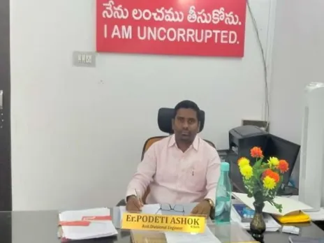 ഞാൻ അഴിമതിക്കാരനല്ല ! - സഹികെട്ട് ഓഫീസർ തന്റെ ഓഫീസിൽ എഴുതിവെച്ചു