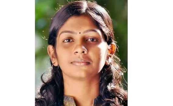 " വേട്ടയാടി മതിയായില്ലെങ്കിൽ കാൾടെക്സ് ജങ്ഷനിൽ വന്ന് നിൽക്കാം. തല ഉയർത്തിപ്പിടിച്ച് തന്നെ. ഞങ്ങളും കുഞ്ഞുങ്ങളും. ഒറ്റവെട്ടിന് തീർത്തേക്കണം.'' ! അഞ്ച് വര്‍ഷക്കാലമായി താനും കുടുംബവും പൊലീസില്‍ നിന്നും ഭരണകൂടത്തില്‍ നിന്നും സിപിഎം പ്രവര്‍ത്തകരിൽ നിന്നും  വേട്ടയാടപ്പെട്ടതിന്‍റെ അനുഭവങ്ങൾ പങ്കുവച്ച് മാധ്യമ പ്രവർത്തക വിനീത വേണു. അഞ്ച് വര്‍ഷത്തിനിടെ ഏഴു തവണ പോലീസുകാരനായ ഭര്‍ത്താവിന് സ്ഥലം മാറ്റം,  ക്രിമിനലായ ആകാശ് തില്ലങ്കേരിയുടെ വക വധഭീഷണി,  പരാതി നല്‍കുമ്പോള്‍ ഉന്നത ഉദ്യോഗസ്ഥരില്‍ നിന്നുള്ള പരിഹാസമെന്നും വിനീത