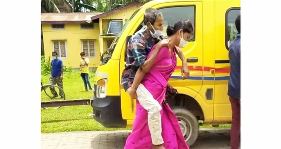 ആരും സഹായിക്കാൻ തയ്യാറാകത്ത അവസ്ഥയില്‍ ഭർതൃപിതാവിനെയും ചുമലിലേറ്റി ഇടവഴിതാണ്ടി നടന്നു നീങ്ങുന്ന യുവതി. ഈ ചിത്രം ചില നഗ്നസത്യങ്ങൾ വിളിച്ചോതുന്നു…