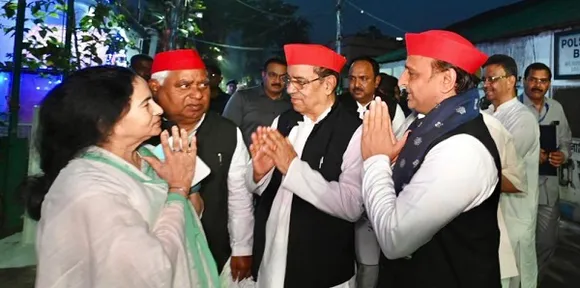 ലക്ഷ്യം കോണ്‍ഗ്രസ് ഇതര മുന്നണി ? കരുനീക്കങ്ങളുമായി സമാജ്‌വാദി പാര്‍ട്ടിയും, തൃണമൂല്‍ കോണ്‍ഗ്രസും ! അഖിലേഷ് യാദവും, മമതാ ബാനര്‍ജിയും കൂടിക്കാഴ്ച നടത്തി; കൂടുതല്‍ പാര്‍ട്ടികളെ സഖ്യത്തിലേക്ക് എത്തിക്കാന്‍ ശ്രമം