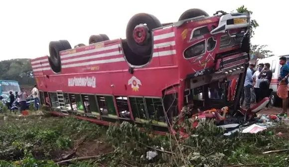 കാസർകോട്ട് സ്വകാര്യ ബസ് തലകീഴായി മറിഞ്ഞു; നിരവധി പേർക്ക് പരിക്ക്‌