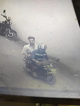 പത്തനംതിട്ടയിൽ കടയ്ക്ക് പിന്നിൽ സംശയകരമായ സാഹചര്യത്തിൽ ബൈക്ക്: മോഷ്ടിച്ചതെന്ന് സംശയിച്ച് കടയുടമ പൂട്ടിവച്ചു; ആളില്ലാത്ത നേരം പൂട്ടു തകര്‍ത്ത് വാഹനവുമായി കടന്നുകളഞ്ഞ് രണ്ടംഗ സംഘം