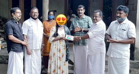 ഓൺലൈൻ പഠനസൗകര്യം ഇല്ലാതിരുന്ന വിദ്യാർഥിനിക്ക് ഒഐസിസി കുവൈറ്റ് ആലപ്പുഴ ജില്ലാ കമ്മിറ്റി സ്മാർട്ട് ഫോൺ നൽകി