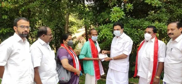 ഐഎന്‍ടിയുസി സംസ്ഥാന നേതാവുള്‍പ്പെടെ കോണ്‍ഗ്രസ് നേതാക്കള്‍ രാജിവെച്ച് കോണ്‍ഗ്രസ് എമ്മില്‍ ചേര്‍ന്നു