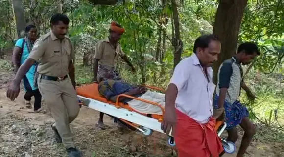 പറച്ചാത്തി ആദിവാസി കോളനിയിൽ അവശനായ വയോധികനെ ആശുപത്രിയിലെത്തിക്കാൻ ജനമൈത്രി പോലീസും ആശാ വർക്കർമാരും