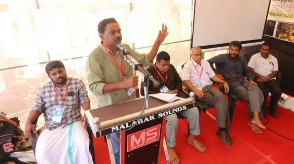 ആസാദി സ്ക്വയറിൽ വരകൊണ്ട് സർഗപ്രതിരോധം തീർത്ത് ബുഖാരി ധർമഗിരി