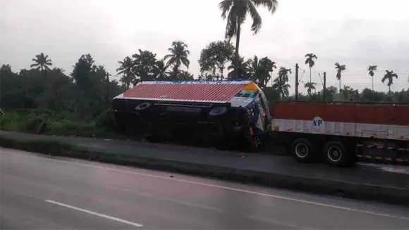 കൊരട്ടി- ചിറങ്ങര ഭാഗത്ത് ഇന്നലെ ഉണ്ടായ ശക്തമായ ചുഴലിക്കാറ്റിൽ വൻ നാശ നഷ്ടം