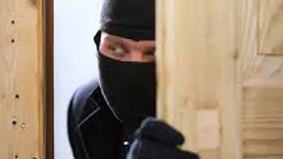 ദിവസങ്ങള്‍ നീണ്ട തയ്യാറെടുപ്പുകള്‍ക്ക് ഒടുവില്‍ മോഷണത്തിനെത്തിയ കള്ളന്‍ എസി മുറിയിലിരുന്ന് ഉറങ്ങിപ്പോയി; കയ്യോടെ പിടികൂടി പൊലീസ്