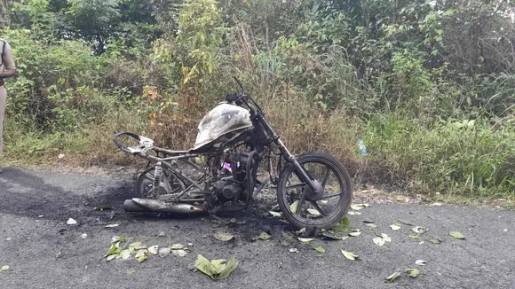 ഓട്ടത്തിനിടെ ഇരുചക്ര വാഹനത്തിന് തീപിടിച്ചു; വാഹനം പൂര്‍ണമായും കത്തി നശിച്ചു