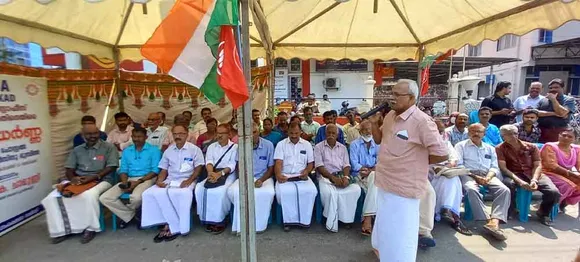 പാലക്കാട് ഫോർട്ട് പോസ്റ്റ് ഓഫീസ് അടച്ചുപൂട്ടാൻ ഉത്തരവിട്ട പാലക്കാട് ഡിവിഷണൽ അഡ്മിനിസ്ട്രേറ്റിന്റെ നടപടിയില്‍ പ്രതിഷേധിച്ച് ഫോർട്ട് തപാൽ സംരക്ഷണ സമിതിയുടെ നേതൃത്വത്തിൽ ലോങ്ങ് ധർണ്ണ നടത്തി