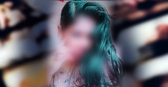 മോശം സിനിമയിലാണ് അഭിനയിക്കേണ്ടത് എന്നു മനസ്സിലായതോടെ പറ്റില്ലെന്നു പറഞ്ഞു. ഇതോടെ ഭീഷണിപ്പെടുത്തി. തിരികെ പോകണമെങ്കിൽ ഏഴര ലക്ഷം രൂപ നഷ്ടപരിഹാരമായി നൽകണമെന്നു പറഞ്ഞു. ഞാനും ഒരു സ്ത്രീയല്ലേ.. മുഖം കാണില്ല, സ്വകാര്യ ഭാഗങ്ങളും കാണാത്തതു പോലെയാക്കി മാത്രമേ റിലീസ് ചെയ്യൂ എന്നു സംവിധായിക പറഞ്ഞു. നിന്നെ ചതിക്കില്ല, നഗ്നത ആരും കാണില്ല എന്നെല്ലാം ഉറപ്പു നൽകിയതോടെയാണ് അഭിനയിച്ചത്;  ‘ഞാനും കുഞ്ഞും ഉറങ്ങുന്നത് റെയിൽവേ സ്റ്റേഷനിൽ; സിനിമയിൽ അഭിനയിപ്പിക്കാമെന്നു പറഞ്ഞു അശ്ലീലചിത്രത്തിൽ അഭിനയിപ്പിച്ചെന്ന പരാതിയുമായി യുവതി