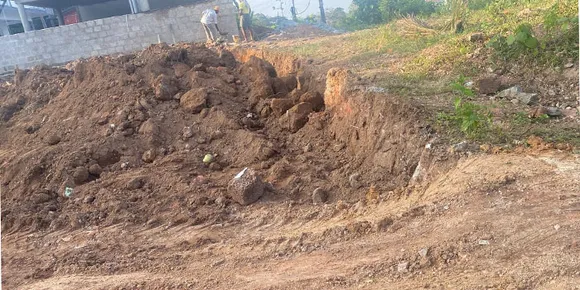കല്ലുവാതുക്കലിൽ കുന്നിടിച്ച് മണ്ണ് കടത്തൽ; കോളനിയിലെവീടുകൾ ഭീഷണിയിൽ: ദേശീയപാത 25 അടിയിലേറെ താഴ്ചയിലൂടെയാണ് ഇതുവഴി കടന്നുപോകുന്നത്
