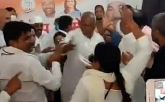 പീഡനക്കേസില്‍ ആരോപണ വിധേയനായ ആളെ സ്ഥാനാര്‍ത്ഥിയാക്കി; ചോദ്യം ചെയ്ത വനിതാ പ്രവര്‍ത്തകയെ മര്‍ദ്ദിച്ച് കോണ്‍ഗ്രസ് പ്രവര്‍ത്തകര്‍; സംഭവം ഉത്തര്‍പ്രദേശില്‍; വീഡിയോ