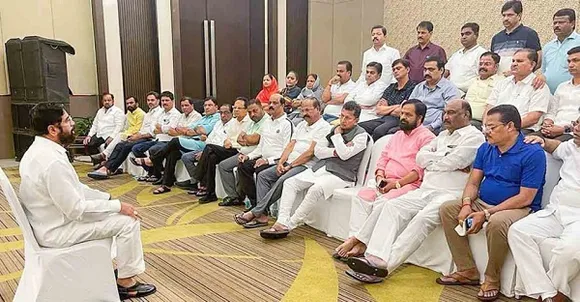 വിമതപക്ഷത്തേക്ക് ഒരു ശിവസേന മന്ത്രി കൂടി ചേക്കേറി; 20-ഓളം വിമത നേതാക്കള്‍ ഉദ്ധവ് താക്കറെയുമായി ബന്ധപ്പെട്ടെന്നും റിപ്പോര്‍ട്ട്! ചില ട്രോജന്‍ കുതിരകള്‍ വിമത ക്യാമ്പിലുണ്ടെന്ന് ശിവസേന നേതാക്കള്‍; വിമതര്‍ക്ക് സുരക്ഷ ഉറപ്പാക്കുമെന്ന് ഷിന്‍ഡെ