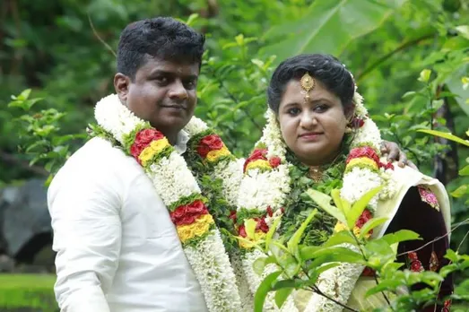 പ്രളയദുരന്തത്തിൽ അകപ്പെട്ടവരെ സഹായിക്കുവാൻ വിവാഹ സൽക്കാരം ഒഴിവാക്കി മാതൃകയായ സന്തോഷ് കുമാറിന് സ്വീകരണം നൽകുന്നു