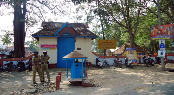 ക്ഷേത്രോത്സവത്തിന് ഹിന്ദു പോലീസുകാര്‍ വേണമെന്ന ആവശ്യം വിവാദമായി