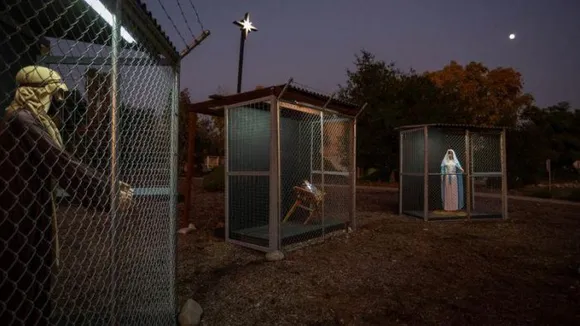 ഉണ്ണിയേശുവിനേയും ജോസഫിനേയും മറിയയേയും  ഇരുമ്പുകൂട്ടിനകത്തിട്ടടച്ച് പ്രതിഷേധം