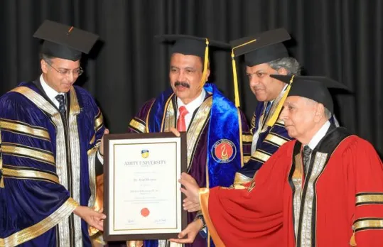 ഡോക്ടര്‍ ആസാദ് മൂപ്പന് ദുബായിലെ അമിറ്റി യൂണിവേഴ്സിറ്റി ജീവകാരുണ്യ പ്രവര്‍ത്തനങ്ങള്‍ക്ക് ഡോക്ടറേറ്റ് നല്‍കി ആദരിച്ചു