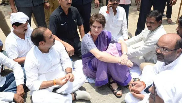 സോ​ൻ​ഭ​ദ്ര​യി​ൽ കൊ​ല്ല​പ്പെ​ട്ട​വ​രു​ടെ കു​ടും​ബ​ത്തെ കാ​ണാ​തെ മ​ട​ങ്ങി​ല്ലെ​ന്ന വാശിയില്‍ പ്രി​യ​ങ്ക ഗാ​ന്ധി. മി​ർ​സാ​പു​ർ ഗ​സ്റ്റ് ഹൗ​സി​ൽ എ​സി ഇ​ല്ലെ​ന്നു പറഞ്ഞ് വാ​രാ​ണ​സി​യി​ലേ​ക്ക് മ​ട​ങ്ങ​ണ​മെന്നാവശ്യപ്പെട്ടെങ്കിലും കൂട്ടാക്കാതെ പ്രിയങ്ക