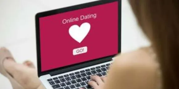 സ്വ​വ​ർ​ഗാ​നു​രാ​ഗ ഓ​ൺ​ലൈ​ൻ ഡേ​റ്റിം​ഗ് സൈ​റ്റി​ലൂ​ടെ യുവാവിനെ വി​ളി​ച്ചു​വ​രു​ത്തി; പ​ണം ത​ട്ടി‌​യ​ മലയാളികൾ കോയമ്പത്തൂരിൽ പി​ടി​യി​ൽ