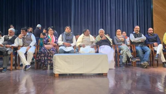 രാജ്യത്തിന്റെ സമ്പദ് വ്യവസ്ഥ തകർത്ത മോദിയേയും ഡൽഹിമുടെ വികസനം മുരടിപ്പിച്ച കേജരിവാളിനെയും തിരസ്ക്കരിക്കുന്ന ജനവിധിയാണ് ഡൽഹി നിവാസികൾ കാത്തിരിക്കുന്നത് - ഉമ്മൻ ചാണ്ടി