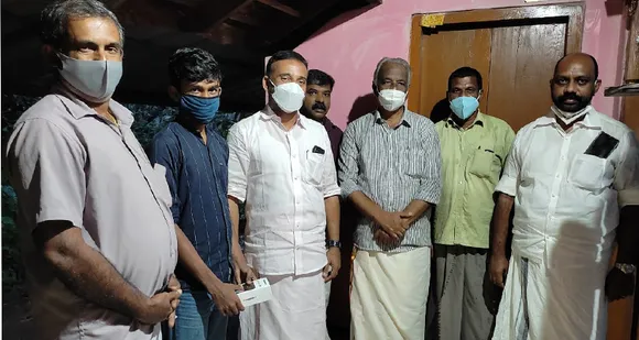 പ്രോഗ്രസീവ് ടെക്കീസ് എന്ന ഐടി സംഘടന സംഭാവന ചെയ്ത സ്മാര്‍ട്ട് ഫോണുകള്‍ എസ്എസ്എല്‍സി പരീക്ഷയില്‍ ഉന്നത വിജയം നേടിയ നിര്‍ധനരായ വിദ്യാര്‍ത്ഥികള്‍ക്ക് ഉഴവൂർ ബ്ലോക്ക് പഞ്ചായത്തു പ്രസിഡന്റ് ബൈജു ജോൺ വിതരണം ചെയ്തു