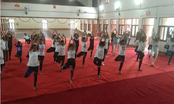 ഡല്‍ഹി വികാസ്‌പുരി കേരളാ സ്‌കൂളിലെ എൻസിസി പെൺകുട്ടികള്‍ യോഗ ദിനം ആചരിച്ചു