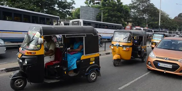 ഓട്ടോറിക്ഷാ ഡ്രൈവർ ഓട്ടോകൂലി കൂട്ടിവാങ്ങി: ഡ്രൈവർക്കെതിരെ മോട്ടോർ വാഹനവകുപ്പിന് പരാതിനൽകി യുവതി