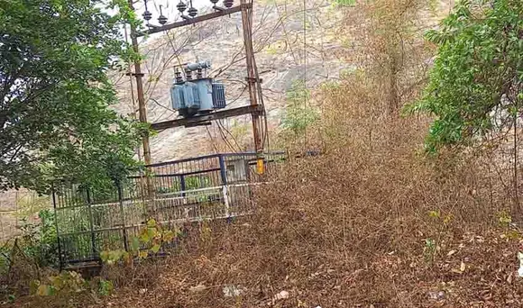 തീപിടുത്ത ഭീഷണിയിൽ ട്രാൻസ്‌ഫോർമർ; മലമ്പുഴ മെയിൻ റോഡരുകിലെ ട്രാൻസ്‌ഫോർമറിന് ചുറ്റും പടര്‍ന്നു നില്‍ക്കുന്ന ഉണക്കപ്പുല്ല് മാറ്റണമെന്ന ആവശ്യവുമായി നാട്ടുകാര്‍