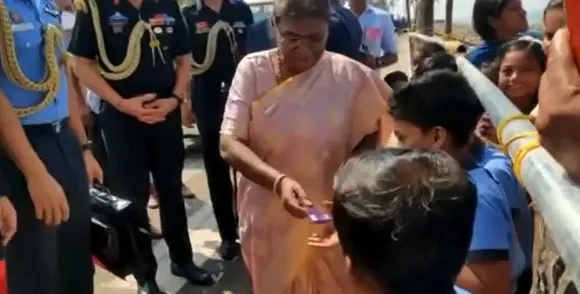 പൊരിവെയിലില്‍ കാത്തുനിന്ന കുരുന്നുകളെ നിരാശരാക്കാതെ രാഷ്ട്രപതി; കൈ വീശി 'ടാറ്റ' നല്‍കിയ വിദ്യാര്‍ത്ഥികളുടെ അരികിലേക്ക് വാഹനം നിര്‍ത്തി സ്‌നേഹം പങ്കിട്ടും, മധുരം നല്‍കിയും അമ്പരപ്പിച്ച് ദ്രൗപതി മുര്‍മു-വീഡിയോ