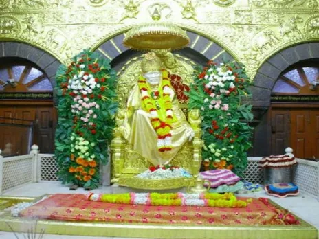 ക്ഷേത്രങ്ങളിൽ പൊന്നും പണവുമൊഴുകുന്നു. ബാങ്കുകളിൽ നാണയങ്ങൾ സൂക്ഷിക്കാൻ ഇടമില്ല !