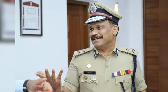 ഐ.ജി പി.വിജയനെതിരായ സസ്പെൻഷൻ റദ്ദാക്കിയേക്കും. മാതൃഭൂമിക്കെതിരായ കേസിൽ ഹൈക്കോടതിയിൽ നിന്ന് പോലീസിന് കണക്കിന് കിട്ടിയതോടെ പുനരാലോചനയുമായി സർക്കാർ. സസ്പെൻഷൻ പുനപരിശോധിക്കാനുള്ള ഐ.എ.എസുകാരുടെ സമിതി ശിക്ഷ മതിയാക്കാൻ ശുപാർശ ചെയ്തേക്കും. വിജയൻ വീണ്ടും സർവീസിലേക്ക് മടങ്ങിയെത്തുന്നു.