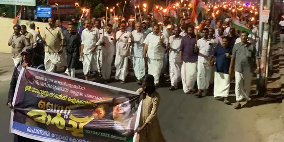 രാഹുൽ ഗാന്ധിക്ക് ഐക്യദാർഢ്യം പ്രഖ്യാപിച്ച് പൊന്നാനിയിൽ നൈറ്റ് മാർച്ച് നടത്തി