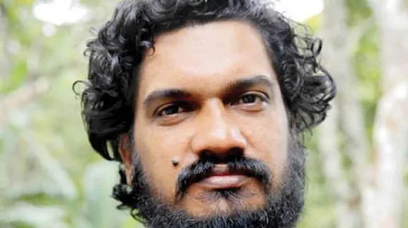ഒരു ടാർപോളിൻ വലിച്ചുകെട്ടിയിട്ടുള്ളതിനു താഴെ ഏതാണ്ട് മുപ്പത് മുപ്പത്തഞ്ചോളം ആളുകൾ കാത്തിരിക്കുന്നു; ഒരാളുടെ വിവരം ശേഖരിക്കാൻ തന്നെ അരമുക്കാൽ മണിക്കൂർ എടുക്കുന്നു; എല്ലാവരും മാസ്ക് ഒക്കെ വച്ചിട്ടുണ്ടെങ്കിലും പലരും തുപ്പാൻ മുട്ടുമ്പോൾ മാസ്ക് താഴ്ത്തി വിശാലമായി തുപ്പുന്നു, തുമ്മുന്നു; വൈകിട്ട് 7 മണിക്ക് പോയ ഞാൻ 10 മണിവരെ കാത്തിരുന്നു; പലരുടെയും പേരു വിളിക്കുമ്പോൾ അവർ ഇല്ല, കാത്തിരുന്നു മടുത്തിട്ട് തിരികെ പോയതാണ്; ഇതാണ് അവസ്ഥ എങ്കിൽ വലിയ ദുരന്തം നമ്മെ കാത്തിരിക്കുന്നു എന്ന് പേടിക്കണം; കോവിഡ് ഒപിയിൽ പോയപ്പോഴുള്ള അനുഭവങ്ങൾ വിവരിച്ച് സംവിധായകൻ