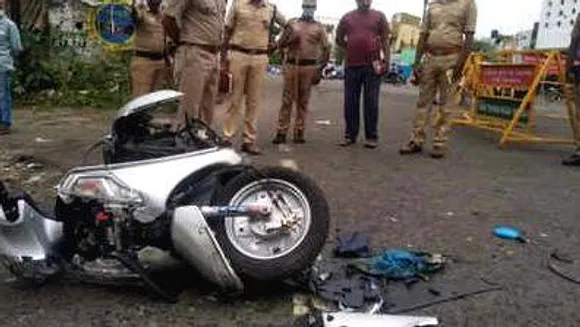 പുതുച്ചേരിയില്‍ സ്‌കൂട്ടറില്‍ കൊണ്ടുപോവുകയായിരുന്ന പടക്കം പൊട്ടിത്തെറിച്ച് അച്ഛനും മകനും മരിച്ചു; പടക്കത്തിന് ചൂട് പിടിച്ച് പൊട്ടിത്തെറിച്ചതാകാമെന്ന്  പ്രാഥമിക നിഗമനം