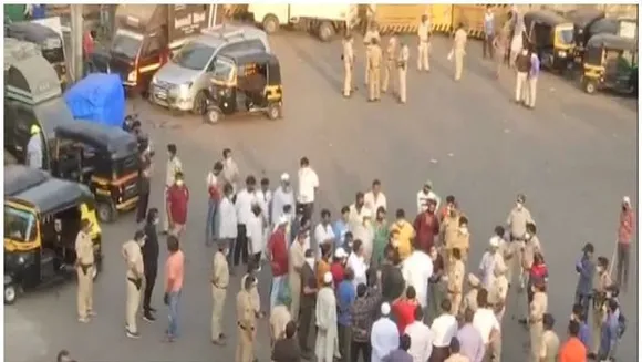 നാട്ടിലേക്ക് മടങ്ങണം: ലോക്ക് ഡൗണ്‍ ലംഘിച്ച് ബാന്ദ്ര റെയിൽവേ സ്റ്റേഷന് മുന്നിൽ ആയിരക്കണക്കിന് അതിഥി തൊഴിലാളികൾ
