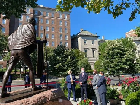 ജോര്‍ജ് ഫ്‌ളോയിഡിന്റെ കൊലപാതകത്തെ തുടര്‍ന്നുണ്ടായ പ്രതിഷേധത്തിനിടെ നശിപ്പിക്കപ്പെട്ട ഗാന്ധി പ്രതിമ വാഷിംഗ്ടണില്‍ പുനസ്ഥാപിച്ചു; യുഎസ് ഡെപ്യൂട്ടി സ്റ്റേറ്റ് സെക്രട്ടറി ഉദ്ഘാടനം ചെയ്തു