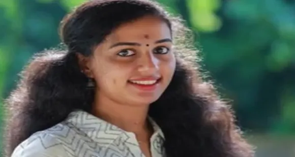 മോട്ടോര്‍ വെഹിക്കിള്‍ ഇന്‍സ്പെക്ടറായ ഭര്‍ത്താവിന്‍റെ പീഢനത്തെ തുടര്‍ന്ന് 24 കാരി തൂങ്ങി മരിച്ച നിലയില്‍. കൊലപാതകമാണെന്ന് ബന്ധുക്കള്‍. സ്ത്രീധനമായി നല്‍കിയത് 100 പവനും ആഡംബര വാഹനവും. വാഹനം തിരിച്ചെടുത്ത് 10 ലക്ഷം രൂപ നല്‍കണമെന്നാവശ്യപ്പെട്ട് മകളെ പീഢിപ്പിച്ചിരുന്നതായി പിതാവ്. സംഭവം നിലമേലില്‍ !  