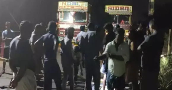 നീ​ലേ​ശ്വ​രം പ​ള്ളി​ക്ക​ര റെ​യി​ല്‍വേ ഗേ​റ്റ് വാ​ഹ​നം ഇ​ടി​ച്ച് ത​ക​ര്‍ന്നു : ഗ​താ​ഗ​തം സ്തം​ഭി​ച്ചത് മ​ണി​ക്കൂ​റു​ക​ളോ​ളം
