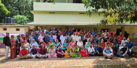 സൗഹൃദത്തിന് പ്രാധാന്യം നൽകി ആരംഭിച്ച വാട്സ്ആപ് കൂട്ടായ്മയിലൂടെ 1990-91 കാലത്തെ കരിമ്പയിലെ സഹപാഠികൾ ഒത്തുകൂടി... 'ഓർമ്മ വസന്തം' എന്നപേരിൽ പൂർവ്വ വിദ്യാർത്ഥി സംഗമവും അധ്യാപകരെ ആദരിക്കലും നടത്തി