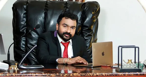 ആദ്യം കബളിപ്പിക്കപ്പെട്ട ആള്‍ പണം തിരികെ വാങ്ങാന്‍ കൂട്ടു  കൊണ്ടുപോയ ആളെയും മോന്‍സന്‍ പറ്റിച്ചു കളഞ്ഞത്രെ ! സാധാരണപോലെ പോലീസും ജനനായകരും സിനിമാക്കാരും പെണ്ണുങ്ങളും ചേര്‍ന്നുള്ള കളിയില്‍ ഈ പറഞ്ഞുകേള്‍ക്കുന്നതൊന്നുമല്ല ആര്‍ത്തി പിടിച്ച മലയാളിക്ക് നഷ്ടമായത്. പോയവര്‍ക്ക് പോയി, സുഖിച്ചവര്‍ക്ക്... -  കന്നാസും  കടലാസും !