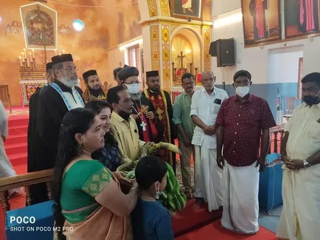 കുളത്തനായത്ത് കർത്താക്കന്മാർക്ക് പുത്തൻകുരിശ് പള്ളിയിൽ നിന്നും അഞ്ചേകാലും കോപ്പും സമ്മാനിച്ചു