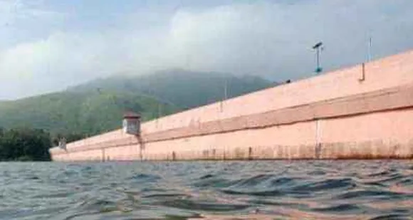 മേഘം കറുത്താല്‍ ഭീതിയോടെ മുല്ലപ്പെരിയാറിന്റെ താഴ്വര ! പ്രദേശത്ത് കനത്ത മഴ തുടരുന്നു; മുല്ലപ്പെരിയാറിലെ ജലനിരപ്പ് 138 അടിയിലേക്ക്. ഡാമിലേക്ക് ഒരു സെക്കന്റില്‍ ഒഴുകിയെത്തുന്നത് തമിഴ്‌നാട് കൊണ്ടുപോകുന്ന ജലത്തിന്റെ നാലിരട്ടി ! ജലനിരപ്പിനൊപ്പം ആശങ്കയും ഉയരുന്നു. ഓരോ മണിക്കൂറിലും ജലനിരപ്പ് പൊതുജനത്തെ അറിയിക്കുമെന്ന വാഗ്ദാനം പ്രഖ്യാപനത്തിലൊതുങ്ങി. ജനപ്രതിനിധികള്‍ തങ്ങളെ വഞ്ചിച്ചെന്ന നിലപാടില്‍ പെരിയാര്‍ നിവാസികള്‍