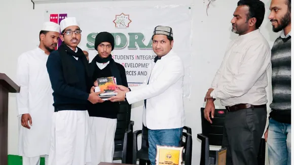 യുഎഇയില്‍ ഇന്ത്യന്‍ എഴുത്തുകാരനും സഞ്ചാരിയുമായ മുജീബ്‌ ജൈഹൂന്‍ തന്റെ പുസ്‌തകങ്ങള്‍ ലൈബ്രറിക്ക് കൈമാറി