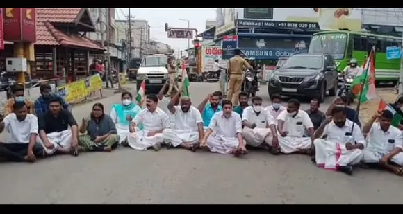 യൂത്ത് കോൺഗ്രസ് പാലക്കാട്‌ നിയോജക മണ്ഡലം കമ്മിറ്റിയുടെ നേതൃത്വത്തിൽ പാലക്കാട്‌ സുൽത്താൻപേട്ട റോഡ് ഉപരോധിച്ചു