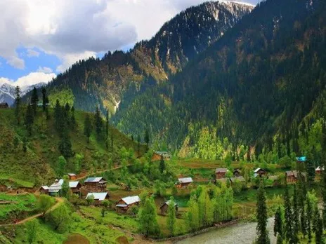 പ്രകൃതിഭംഗിയാൽ സമ്പന്നമായ കാശ്മീരും മഞ്ഞുമലകളാൽ മൂടപ്പെട്ട ലഡാക്കും !