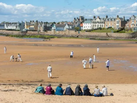 ബീച്ച് ക്രിക്കറ്റ് ടൂർണമെന്റിനെപ്പറ്റി കേട്ടിട്ടുണ്ടോ ? കടൽപ്പുറങ്ങളിൽ നടക്കുന്ന വ്യത്യസ്തമായ ക്രിക്കറ്റ്